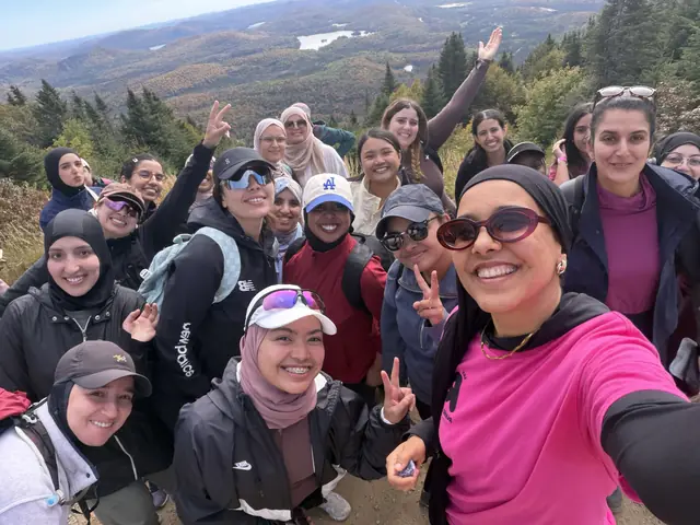 Selfie de groupe au sommet d’une randonnée entre femmes