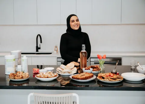 Amani prépare le brunch santé dans la cuisine