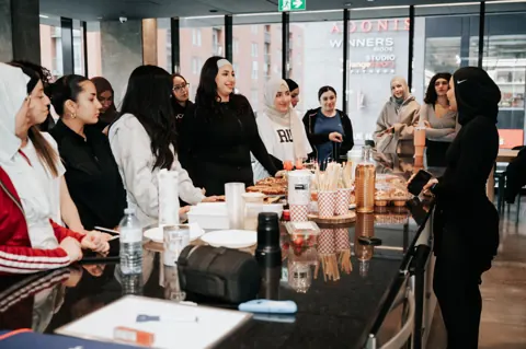 Membres du club réunies autour du brunch avec Amani après la séance