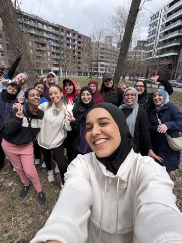 Groupe de femmes du club Les Runneuses dans un parc de Montréal